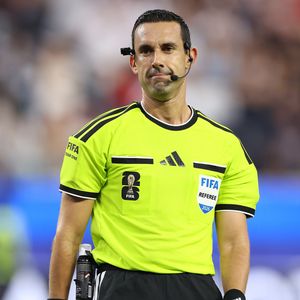A decisão de César Ramos contra Vinícius Júnior gerou revolta nas redes sociais e levou torcedores brasileiros a invadirem o Instagram do árbitro mexicano