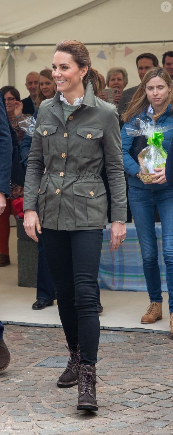 Kate Middleton é elegante e chique, ao mesmo tempo. A Princesa já usou alguns looks com essa pegada mais utilitária, em outras ocasiões.