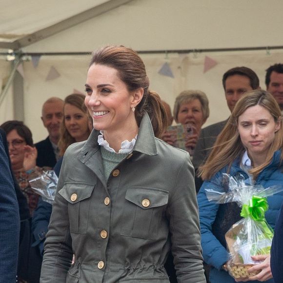 Kate Middleton é elegante e chique, ao mesmo tempo. A Princesa já usou alguns looks com essa pegada mais utilitária, em outras ocasiões.