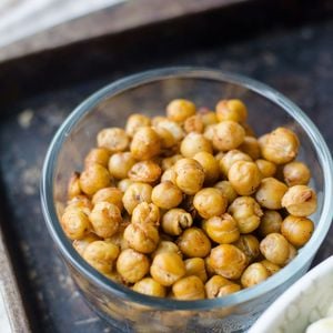 Grão-de-bico possui um componente que estimula a produção de serotonina, contribuindo para um humor mais estável e sensação de bem-estar