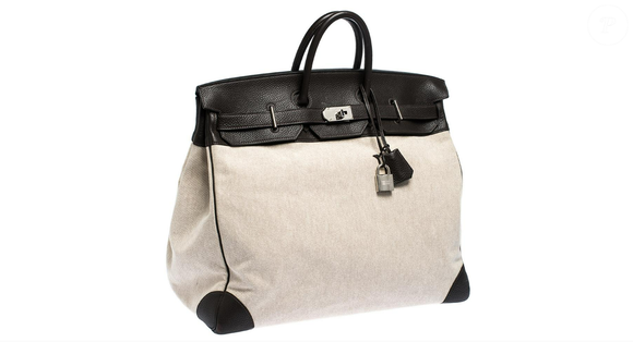 O modelo identificado pelo Purepeople é semelhante à Hermès Beige Canvas and Ebene Clemence Leather Palladium Hardware HAC Birkin 50, encontrada no site especializado em artigos de luxo 1stDibs por cerca de R$ 64.272,12 na cotação atual