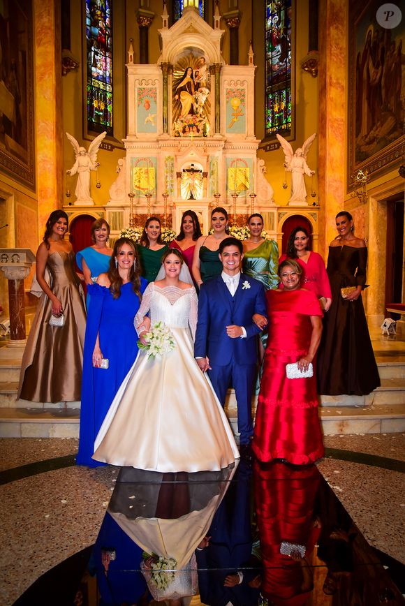 Casamento da filha de Tom Cavalcante: Maria Cavalcante e o marido, Cristiano, posaram com as madrinhas e suas mães