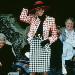 Em 1991, durante uma visita oficial ao Canadá com o então príncipe Charles, Princesa Diana voltou a usar o terno da Moschino que havia escolhido para o batizado da Princesa Eugenie