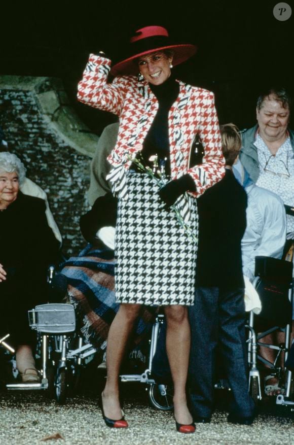 Em 1991, durante uma visita oficial ao Canadá com o então príncipe Charles, Princesa Diana voltou a usar o terno da Moschino que havia escolhido para o batizado da Princesa Eugenie