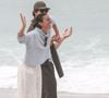 Namorados, Bruna Marquezine e Shawn Mendes se divertiram juntos em dia de praia no RJ