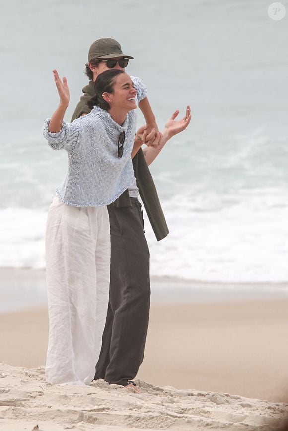 Namorados, Bruna Marquezine e Shawn Mendes se divertiram juntos em dia de praia no RJ