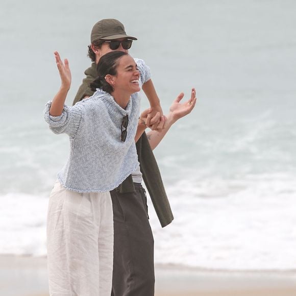 Namorados, Bruna Marquezine e Shawn Mendes se divertiram juntos em dia de praia no RJ