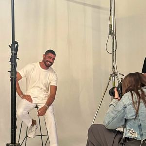 Em sua publicação mais recente, Cauã Reymond reuniu cliques no trabalho e em momentos do cotidiano