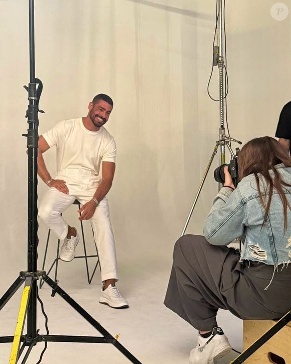 Em sua publicação mais recente, Cauã Reymond reuniu cliques no trabalho e em momentos do cotidiano