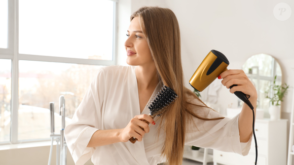 Secar o cabelo da maneira correta pode fazer toda a diferença para evitar o frizz e conquistar fios mais lisos e brilhantes