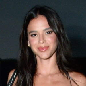 Com slip dress grifado e joias de luxo, Bruna Marquezine gasta o valor de 259 ingressos com look para o after do Lollapalooza