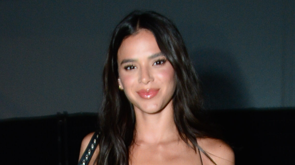 Com slip dress grifado e joias de luxo, Bruna Marquezine gasta o valor de 259 ingressos com look para o after do Lollapalooza