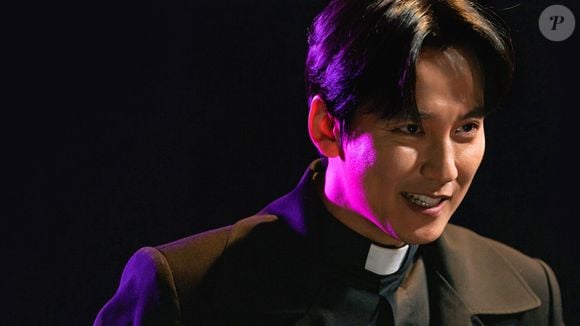 'O Sacerdote Impetuoso': um padre com passado como agente secreto investiga a morte do mentor e se une a um detetive e uma promotora para enfrentar uma rede de corrupção