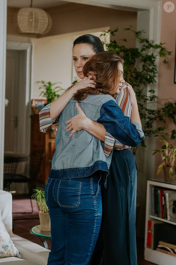 Beth (Vannessa Gerbelli) recebe a filha Paula (Debora Ozório) após período presa por um crime que não cometeu
