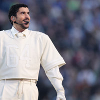 Nem Chanel, nem Gucci: com tênis Adidas e roupas Zara, Bad Bunny aposta no minimalismo elegante no show do Super Bowl 2026; veja raio-x do look em 12 fotos!