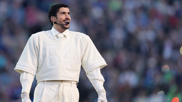 Nem Chanel, nem Gucci: com tênis Adidas e roupas Zara, Bad Bunny aposta no minimalismo elegante no show do Super Bowl 2026; veja raio-x do look em 12 fotos!