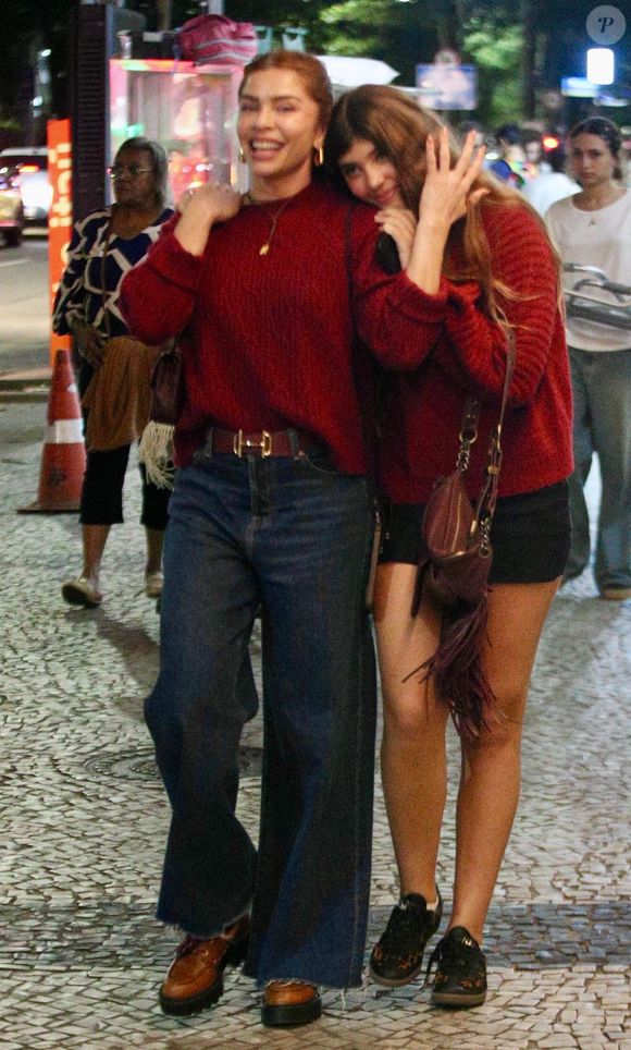 Grazi Massafera e a filha combinaram looks