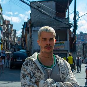 Vandilson ( Vinicius Teixeira) atira em Bagdá na novela 'Três Graças'