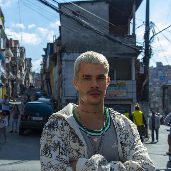 Vandilson ( Vinicius Teixeira) atira em Bagdá na novela 'Três Graças'