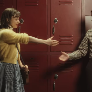 Antes de se tornarem ícones da série, Joyce Maldonado e Jim Hopper aparecem como adolescentes em 'Stranger Things: The First Shadow'