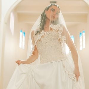 Figurino da novela da TV Globo aposta no crochê como alternativa elegante à renda tradicional dos vestidos de noiva
