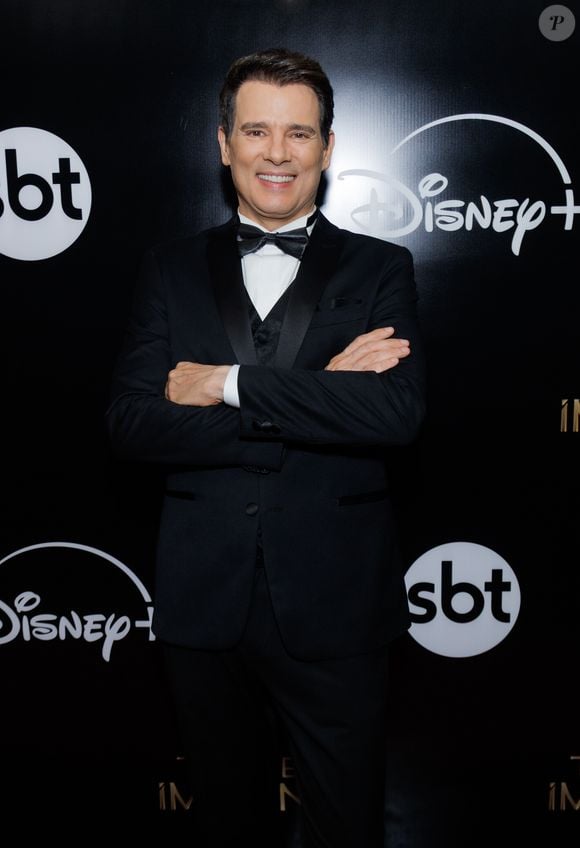 Celso Portiolli surgiu com elegância clássica na apresentação do 55º Troféu Imprensa, dividindo o palco com Patrícia Abravanel na primeira edição sem Silvio Santos