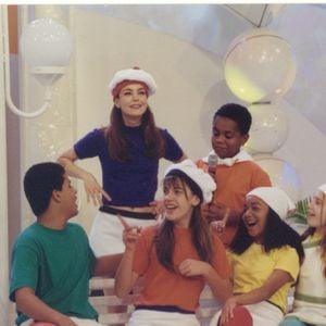 Flávia Monteiro foi a Carolina da primeira versão de 'Chiquititas' entre 1997 e 2001 - na foto, atriz e atores do elenco no programa 'Pequenos Brilhantes'