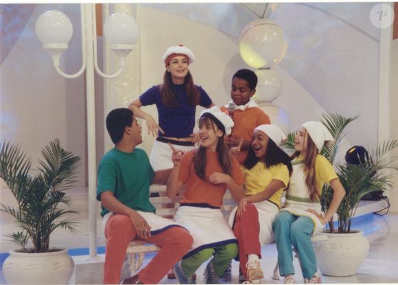 Flávia Monteiro foi a Carolina da primeira versão de 'Chiquititas' entre 1997 e 2001 - na foto, atriz e atores do elenco no programa 'Pequenos Brilhantes'