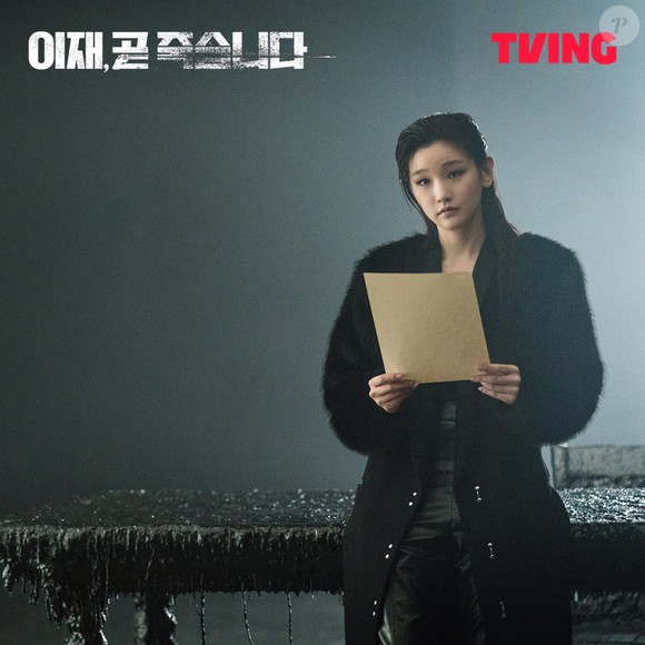 Como punição, o homem é obrigado a viver outras 12 vidas diferentes, experimentando a morte em todas elas para repensar suas escolhas