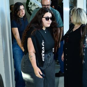 Corpo de Gerson Brenner foi velado pelas filhas (a mais nova, Vica Brenner na foto), irmã, viúva e outros membros da família