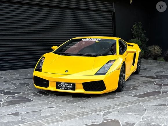 Além dos clássicos, Roberto Carlos também gosta de modernidade e tem um Lamborghini Gallardo valiosíssimo em sua garagem