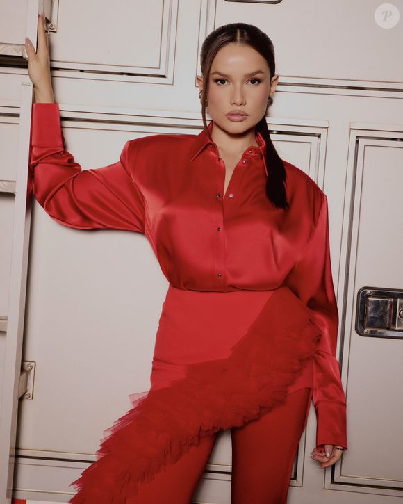 Juliette se emocionou em sua estreia do 'Saia Justa'