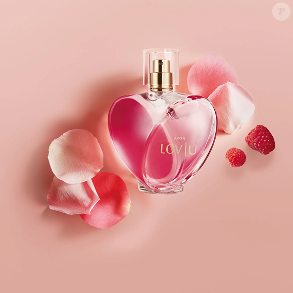 A fragrância floral frutal de LOV|U Original (Avon), traz notas como framboesa, orquídea vermelha e rosas, criando uma aura envolvente. A proposta, segundo a marca, é transformar cada momento em “pura paixão e elegância”, sendo ideal para ocasiões especiais durante o dia.