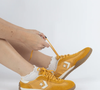 O novo tênis da Converse em tom 'amarelo canarinho' prova que conforto e estilo podem caminhar juntos. Para além da tendência 'brasilcore', o modelo já virou aposta fashion para mulheres que querem iluminar os looks com personalidade.