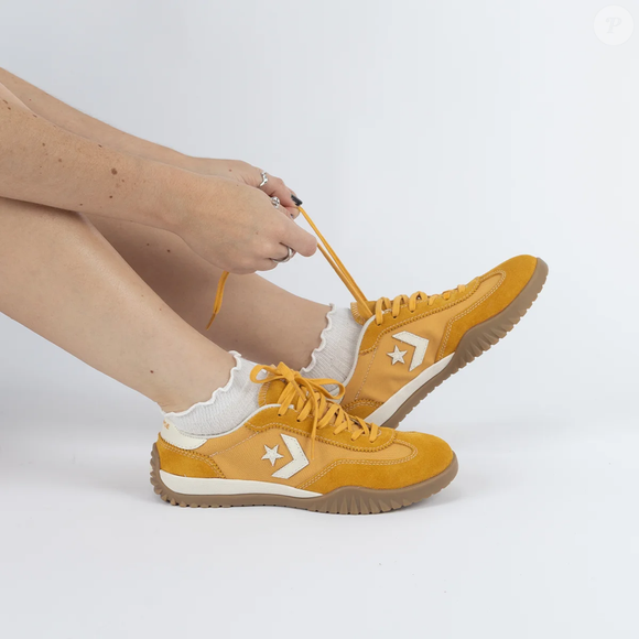 O novo tênis da Converse em tom 'amarelo canarinho' prova que conforto e estilo podem caminhar juntos. Para além da tendência 'brasilcore', o modelo já virou aposta fashion para mulheres que querem iluminar os looks com personalidade.