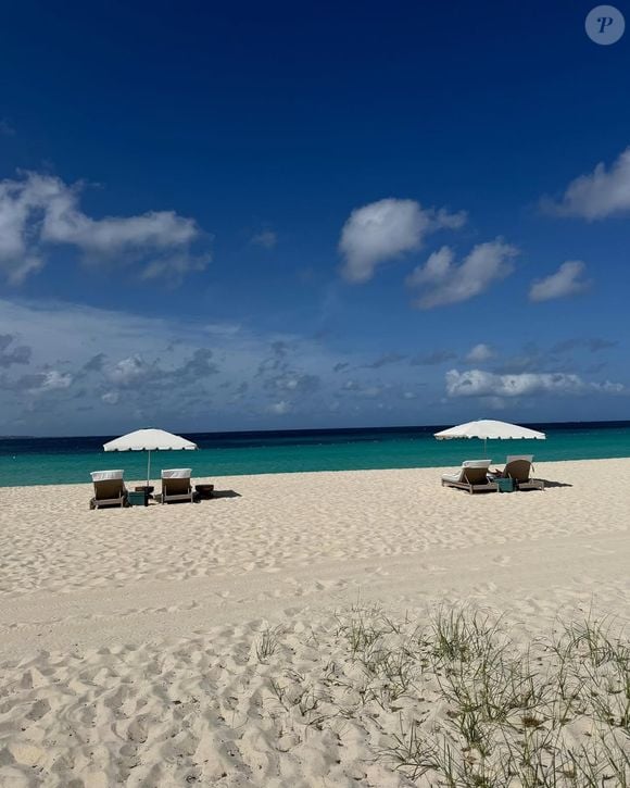 A apresentadora Angélica surgiu na web e abriu um álbum de fotos com diversas fotos paradisíacas da viagem ao lado do marido, Luciano Huck.