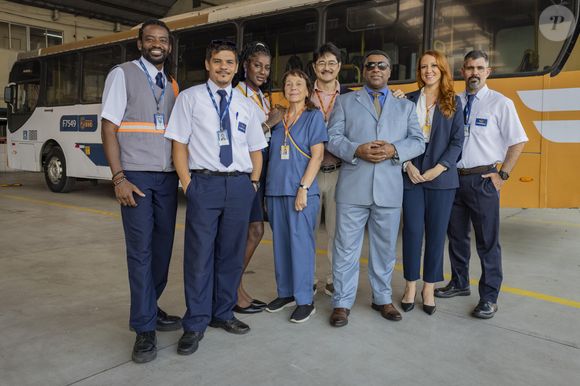 Em 'Volta por Cima', Iara é Ana Lúcia, funcionária de serviços gerais da Viação Formosa, uma mulher que gosta do seu trabalho e veste a camisa da empresa como se fosse dela própria. 