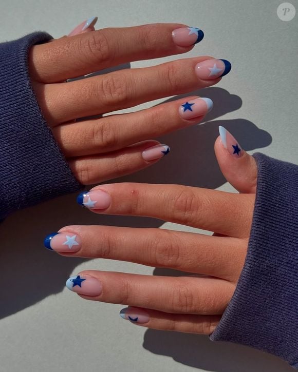 Unhas francesinha com estrelas: a clássica nail art ganha um toque moderno ao unir os tons de azul mais desejados da temporada com delicadas estrelas