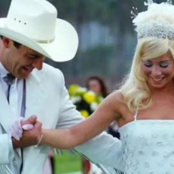 Jorginho (Gerson Brenner) recebe a notícia da gravidez de Alicinha (Dani Winnits) no final de 'Corpo Dourado'