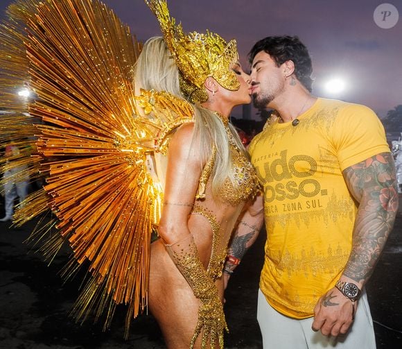 Carnaval 2026: rainha de bateria da Barroca Zona Sul, Juju Salimeni beijou o noivo, Diogo Basaglia, na concentração do desfile no Anhembi