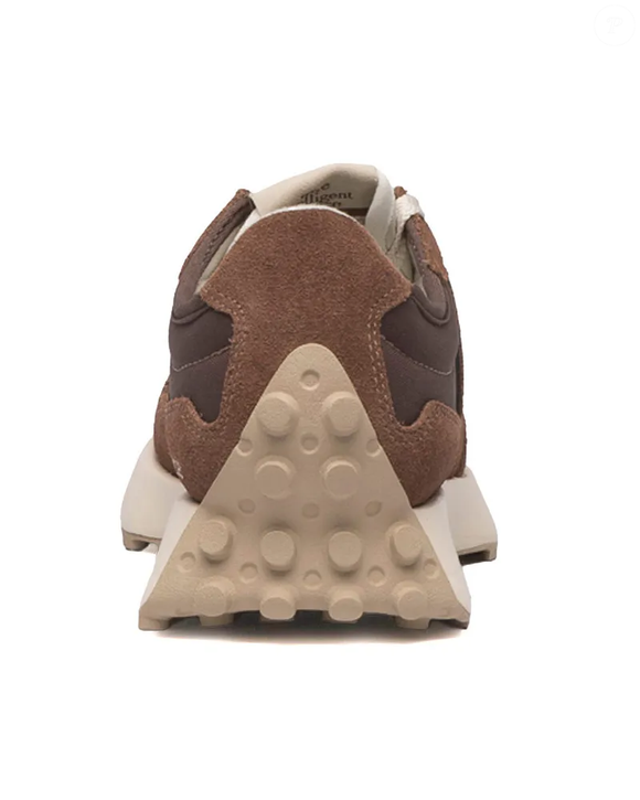 Disponível no site da Artwalk por R$ 599,99 ou em 6 parcelas de R$ 99,99 sem juros, o New Balance 327V1 na cor avelã é uma opção para quem procura um tênis versátil para passeios, compras, trabalho e happy hour