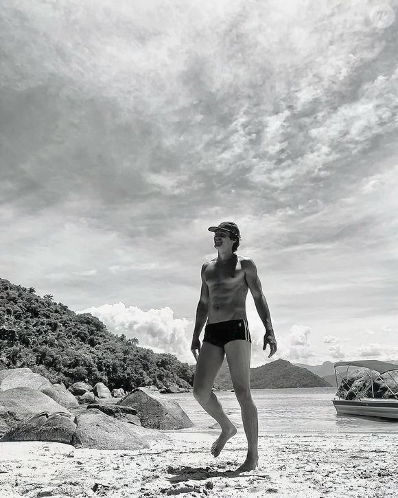 Nesta foto de sunga publicada recentemente, Pedro Waddington deixou todo mundo babando em seu corpão