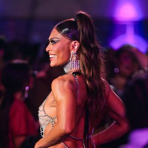 Juliana Paes exibiu o bumbum empinado em uma calcinha preta fio-dental