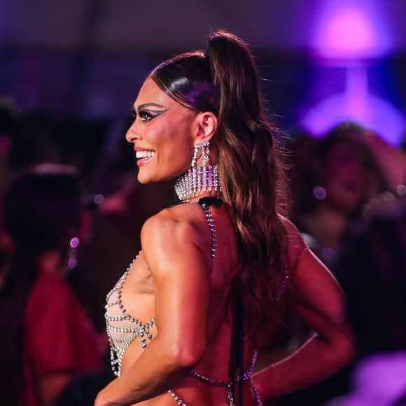 Juliana Paes exibiu o bumbum empinado em uma calcinha preta fio-dental