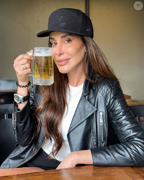 Até mesmo sem maquiagem Carol Marra prova que sua beleza é impactante