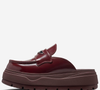 Sapato ou obra de arte? O Women's Air Jordan Mule Burgundy Crush chamou atenção por unir estética de mocassim, sola plataforma e DNA esportivo em um design que já está sendo apontado como uma das peças mais ousadas da temporada fashion