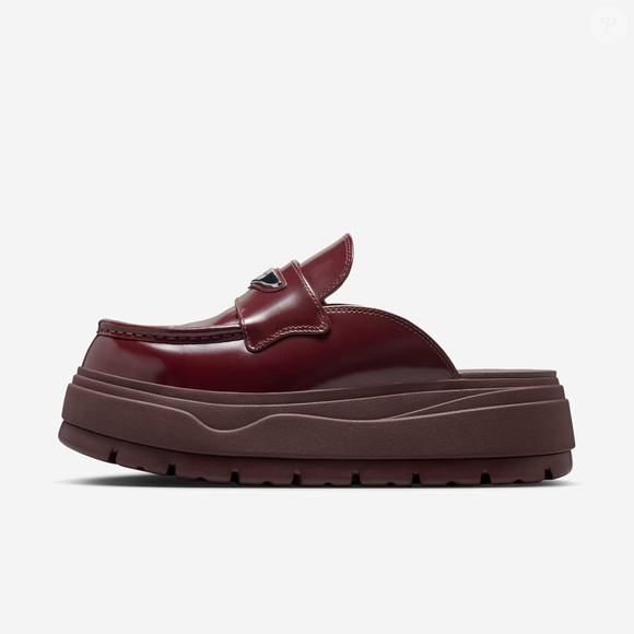 Sapato ou obra de arte? O Women's Air Jordan Mule Burgundy Crush chamou atenção por unir estética de mocassim, sola plataforma e DNA esportivo em um design que já está sendo apontado como uma das peças mais ousadas da temporada fashion