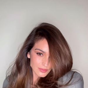 Após a repercussão envolvendo sua aparência em Cannes, Izabel Goulart reapareceu nos Stories e internautas voltaram a comparar o visual atual da modelo com fotos antigas da época de Victoria’s Secret