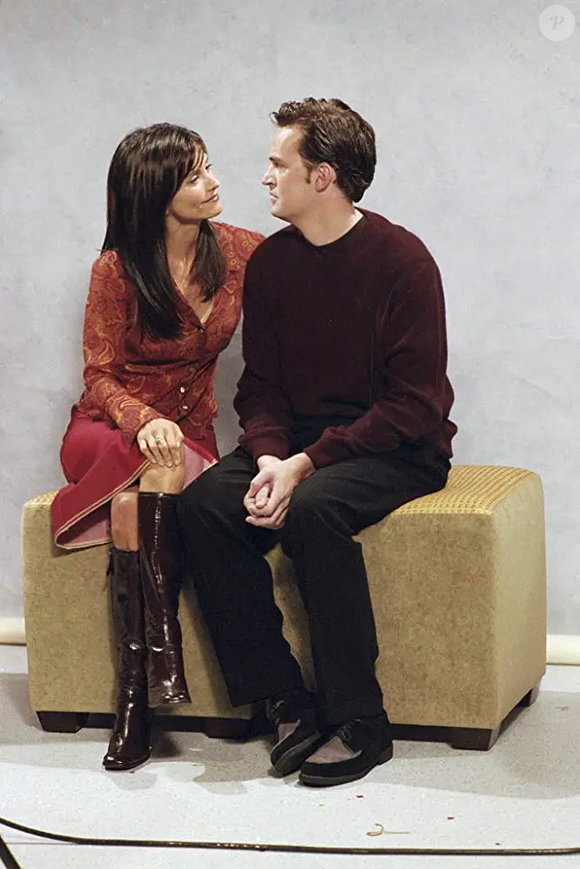 20 anos após fim de 'Friends', Mônica Geller mantém seu legado fashion: 20 fotos dos looks icônicos de Courtney Cox na série
