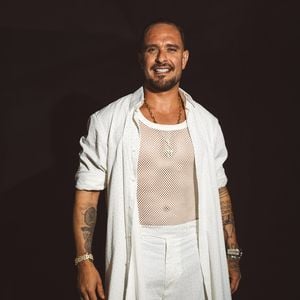 Diogo Nogueira exibiu o look para o show de Réveillon na Praia de Copacabana